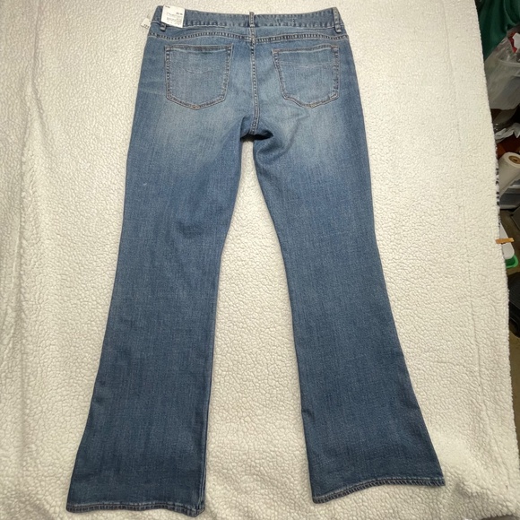 Woman’s NWT1969 Gap boot cut, 33/16r stretch blue jeans - Picture 2 of 12